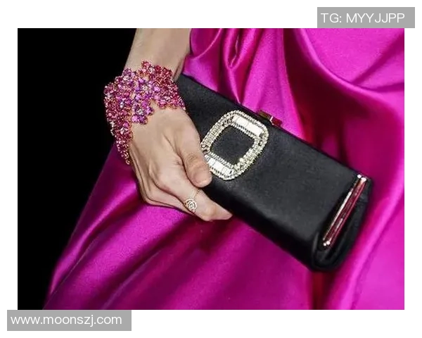 足球明星盛装下车走红毯引发媒体热议闪耀全场魅力四射